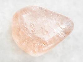 piedra preciosa de berilo rosa morganita en blanco foto