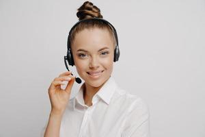 amable agente de la empresa de marketing femenina con auriculares foto