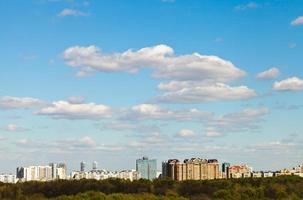 cielo azul con nubes sobre barrio residencial foto