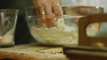 le processus avant après de faire une pizza à la new yorkaise à la maison video