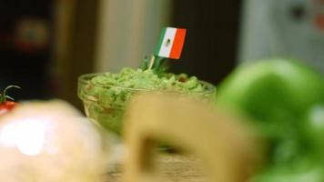 Guacamole-Salat mit Nachos und mexikanischer Flagge video