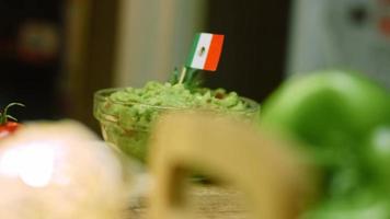 guacamole salade met nacho's en Mexicaans vlag video