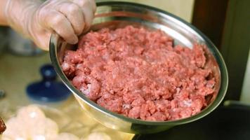 Mischen Sie das Putenfleisch und die Zutaten, die in der Pfanne gebraten werden. chili con carne kochen, mexikanische küche video