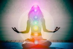joven mujer aura en meditación de yoga con la naturaleza siete chakras y símbolos yin yang. foto