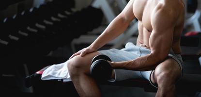 entrenamiento de hombre joven, levantando pesas para desarrollar músculo en fitness en el gimnasio. foto