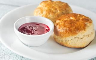 bollos clásicos con crema y mermelada de bayas foto