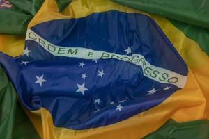 bandera de brasil en una ola como el viento y llenando el marco foto