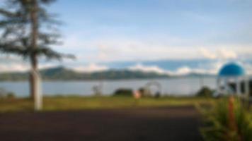 impresionante lago tondano rodeado de hermosas colinas foto
