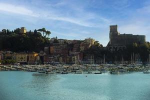 la ciudad de lerici con vistas al puerto y al castillo medieval lerici italia 20 de noviembre de 2022 foto