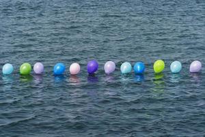 el globo de colores en el mar foto