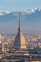 panorama de turín con alpes y mole antonelliana, italia. horizonte del símbolo de la región de piamonte desde monte dei cappuccini - colina de cappuccini. luz del amanecer foto