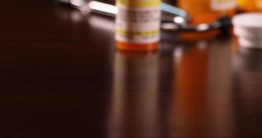 Pfanne mit nicht proprietären Medikamentenflaschen, Pillen und Stethoskop auf Holzoberfläche video