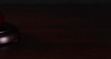 panoramique lent d'un marteau en bois sombre sur une surface en bois sombre video