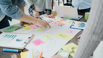 grupo de empresarios vestidos de manera informal discutiendo ideas en la oficina. profesionales creativos se reunieron en la mesa de reuniones para discutir los temas importantes del nuevo proyecto de inicio exitoso. foto