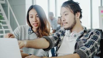 agrupe a jóvenes compañeros de trabajo juntos discutiendo proyectos creativos durante el proceso de trabajo colegas modernos en ropa casual elegante trabajando mientras pasan tiempo en la oficina. apasionado por los negocios. foto