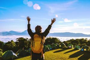 las mujeres asiáticas son felices y disfrutan de viajar relajarse. campo toque natural. tailandia foto