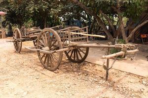 Carro antiguo tradicional de madera tirado por caballos, Camboya foto