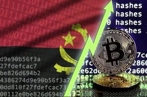 bandera de angola y flecha verde ascendente en la pantalla de minería bitcoin y dos bitcoins dorados físicos foto