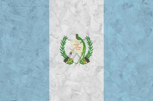 bandera de guatemala representada en colores de pintura brillante en la antigua pared de yeso en relieve. banner texturizado sobre fondo áspero foto