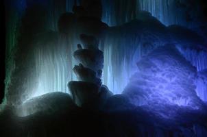 grandes bloques de hielo cascada congelada o fondo de caverna foto