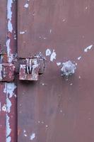 Cerradura de metal cerrada puerta de garaje candado de protección de seguridad foto