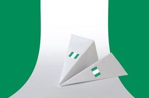 bandera de nigeria representada en un avión de origami de papel. concepto de artes hechas a mano foto