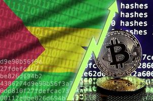 bandera de santo tomé y príncipe y flecha verde ascendente en la pantalla de minería de bitcoin y dos bitcoins dorados físicos foto