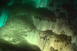 grandes bloques de hielo cascada congelada o fondo de caverna foto