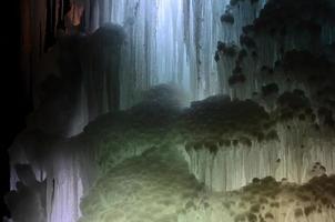 grandes bloques de hielo cascada congelada o fondo de caverna foto