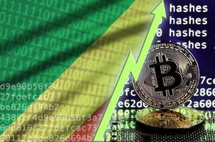 bandera congo y flecha verde ascendente en la pantalla de minería bitcoin y dos bitcoins dorados físicos foto