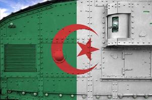 bandera de argelia representada en la parte lateral del primer plano del tanque blindado militar. antecedentes conceptuales de las fuerzas armadas foto
