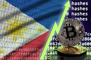 bandera de filipinas y flecha verde ascendente en la pantalla de minería bitcoin y dos bitcoins dorados físicos foto