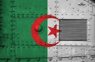 bandera de argelia representada en la parte lateral del primer plano del tanque blindado militar. antecedentes conceptuales de las fuerzas armadas foto