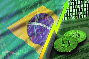 bandera de brasil y tendencia creciente de criptomonedas con dos bitcoins en billetes de dólar y visualización de código binario foto