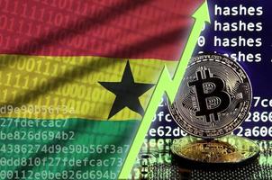 bandera de ghana y flecha verde ascendente en la pantalla de minería bitcoin y dos bitcoins dorados físicos foto