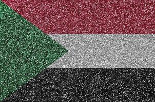 bandera de sudán representada en muchas pequeñas lentejuelas brillantes. fondo colorido del festival para la fiesta foto