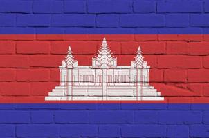 bandera de camboya representada en colores de pintura en la pared de ladrillo antiguo. banner texturizado sobre fondo de mampostería de pared de ladrillo grande foto