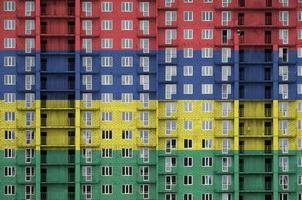 bandera de mauricio representada en colores de pintura en un edificio residencial de varios pisos en construcción. banner texturizado sobre fondo de pared de ladrillo foto