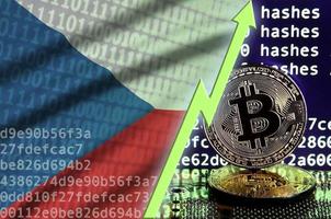 bandera checa y flecha verde ascendente en la pantalla de minería bitcoin y dos bitcoins dorados físicos foto