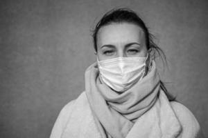 una foto de una niña con una máscara. pandemia aislada de covid-19.