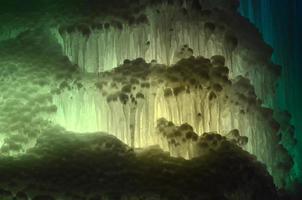 grandes bloques de hielo cascada congelada o fondo de caverna foto