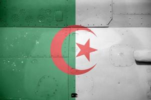 bandera de argelia representada en la parte lateral del primer plano de un helicóptero blindado militar. Antecedentes conceptuales de los aviones de las fuerzas armadas. foto