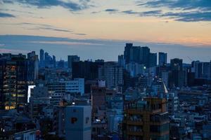 vista nocturna de sinchon, seúl, corea foto