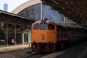 bangkok, tailandia - tren del 29 de octubre en la estación de tren hua lamphong el 29 de octubre de 2022 en bangkok, tailandia. foto