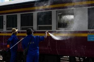 bangkok, tailandia - 24 de septiembre un limpiador está limpiando un tren en la estación de hua lamphong el 24 de septiembre de 2022 en bangkok, tailandia. foto