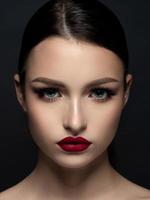 retrato, de, joven, mujer hermosa, con, labios rojos foto