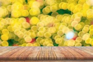 Mesa de madera vacía con árbol de navidad borroso con fondo de luz bokeh foto