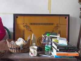 la mesa de la habitación estaba hecha un desastre. el desordenado dormitorio con vasos, juguetes y libros no ha sido arreglado. vida real. fin de año foto