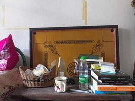 la mesa de la habitación estaba hecha un desastre. el desordenado dormitorio con vasos, juguetes y libros no ha sido arreglado. vida real. fin de año foto