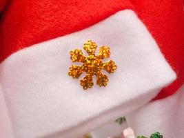 fondo de navidad, sombrero de santa con adorno de copos de nieve en la tienda de suministros de navidad foto